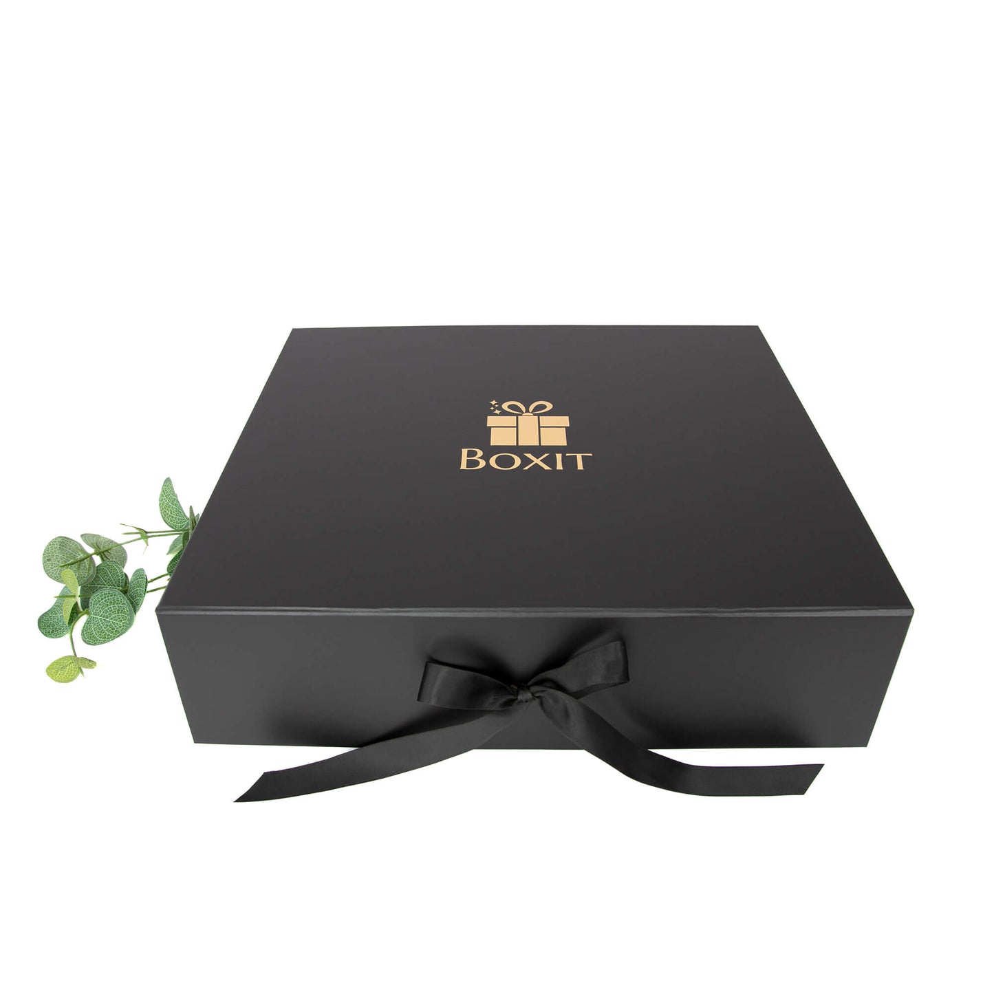 Lukket gaveeske med gullfarget Boxit-logo og sort silkebånd – elegant gaveinnpakning for menn.