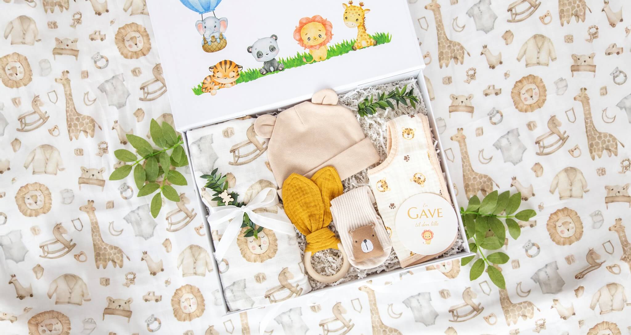 Babygave med lue, rangle og teppe – perfekt gaveeske til nyfødt eller babyshower fra Boxit.