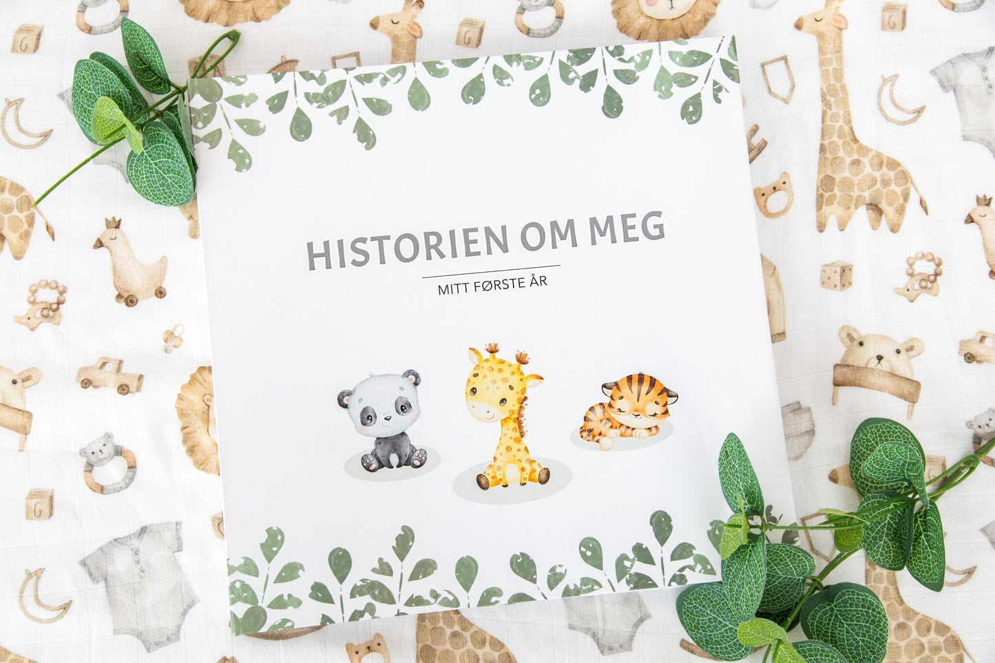 Forsiden av en nydelig babyjournal hvor de nybakte foreldrene kan dokumentere det første året til sin nyfødte baby.