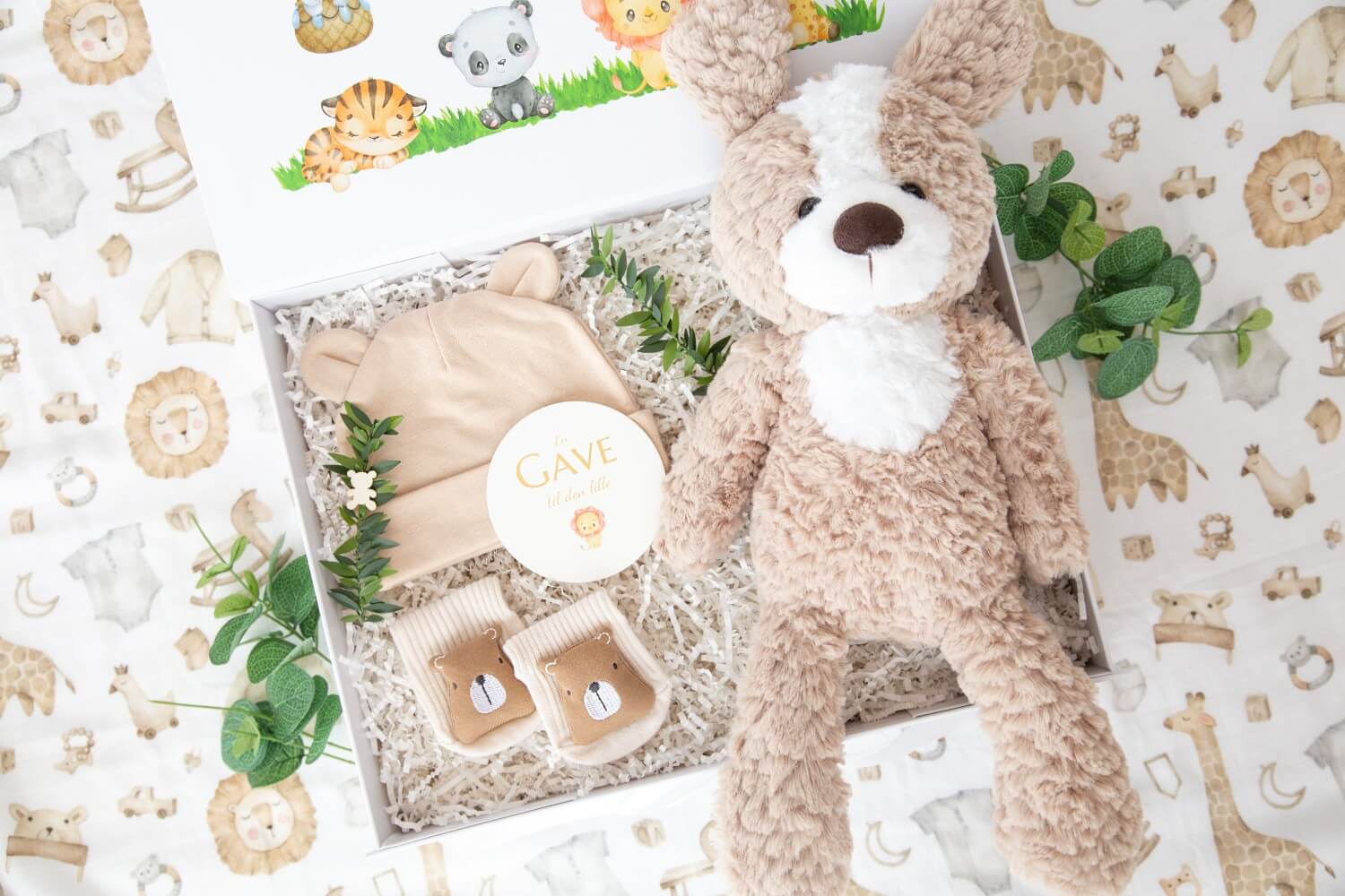 Babyshower gaveeske med bamse, babylue, sokker og gavekort til baby.