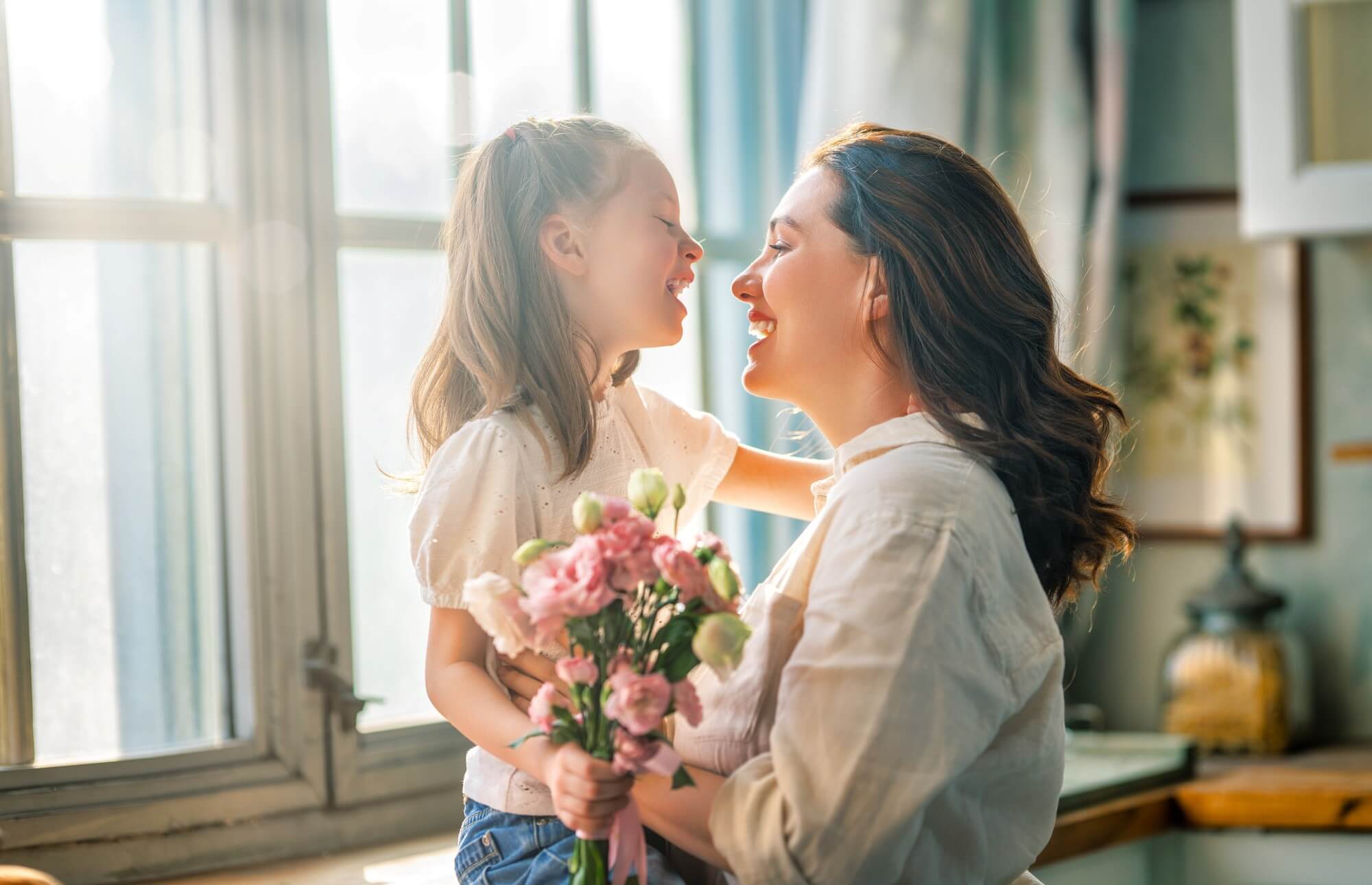 Mor og datter deler øyeblikk med blomster på morsdag. Gavetips til mamma som viser kjærlighet og takknemlighet.
