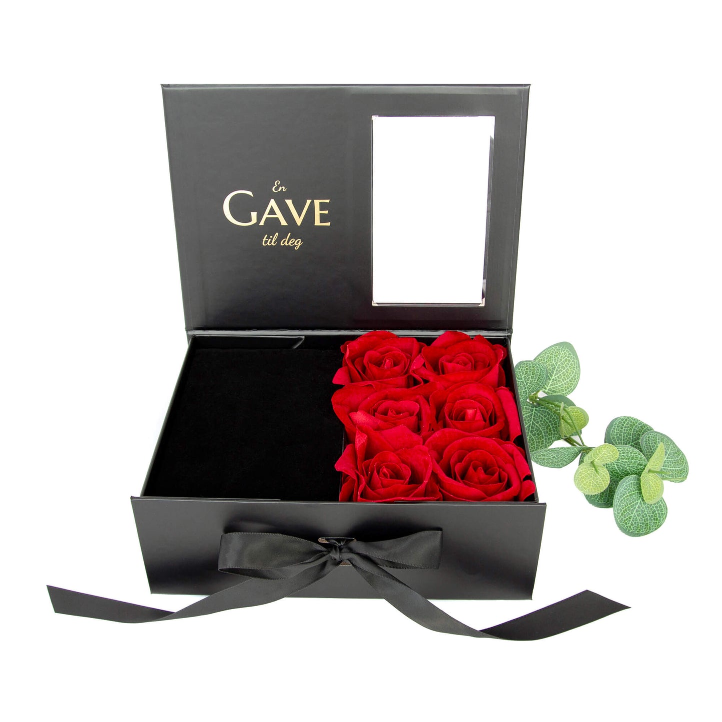 Sort gaveeske fra boxit med gullskrift, silkebånd og røde roser. Perfekt til kjæresten