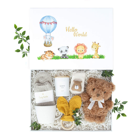 Gave til en nybakt mor med sokker til både mor og baby, rangle, duftlys, bamse og en hvit keramikkopp.