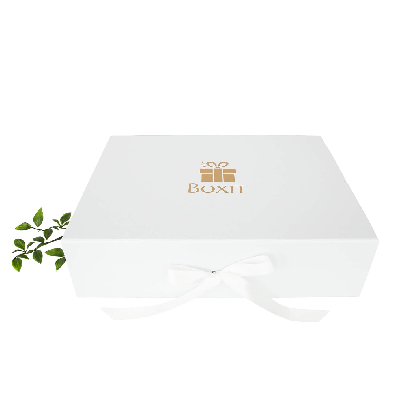 Lukket gaveeske med gullfarget Boxit-logo og hvit silkebånd – elegant gaveinnpakning for dame.