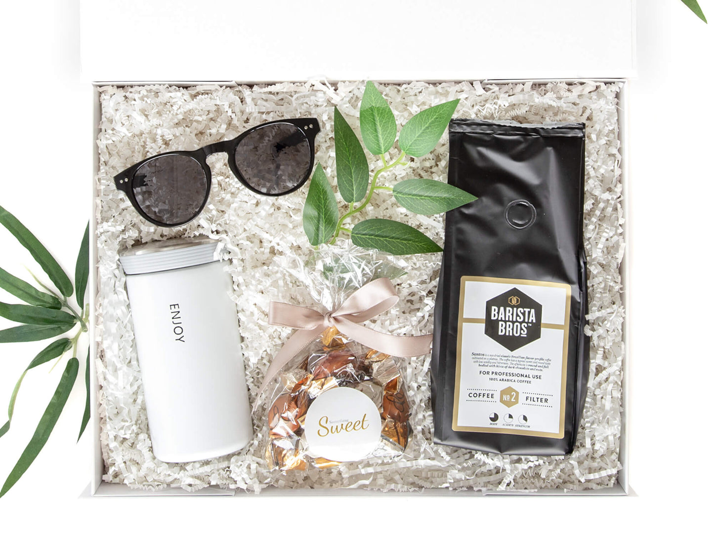 Dekorert gaveeske fra Boxit som inneholder kaffe, termokopp, solbriller og deilig sjokolade. Super gave til henne