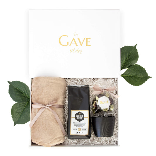 Gave til henne med supermykt pledd, keramikkopp, sjokolade og kaffe. Klar til å gis bort i en elegant gaveeske.