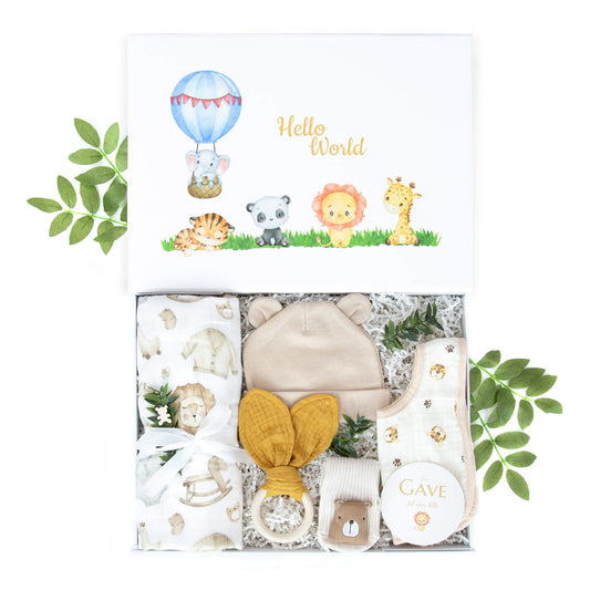 Gave til nyfødt baby med musslin teppe, rangle, babylue, sokker med bjørn og smekke med løveprint.