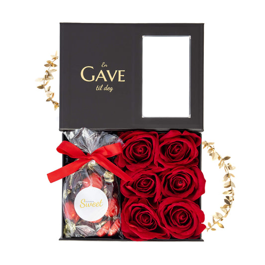 Gave til kjæresten med sjokolade og røde roser fint pakket i en gaveeske.