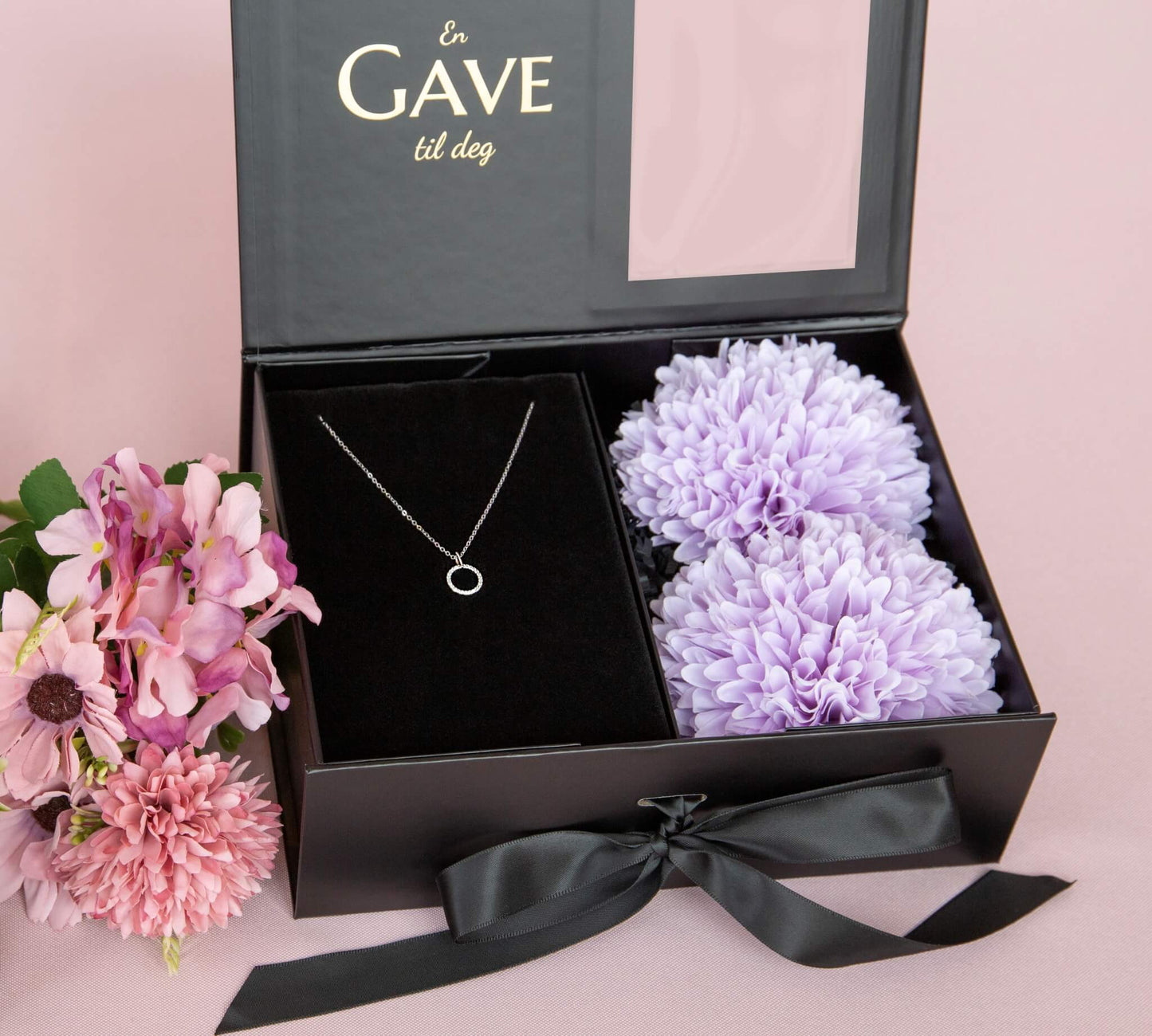 Rundt smykke i en eksklusiv gaveeske fra Boxit med pynt.