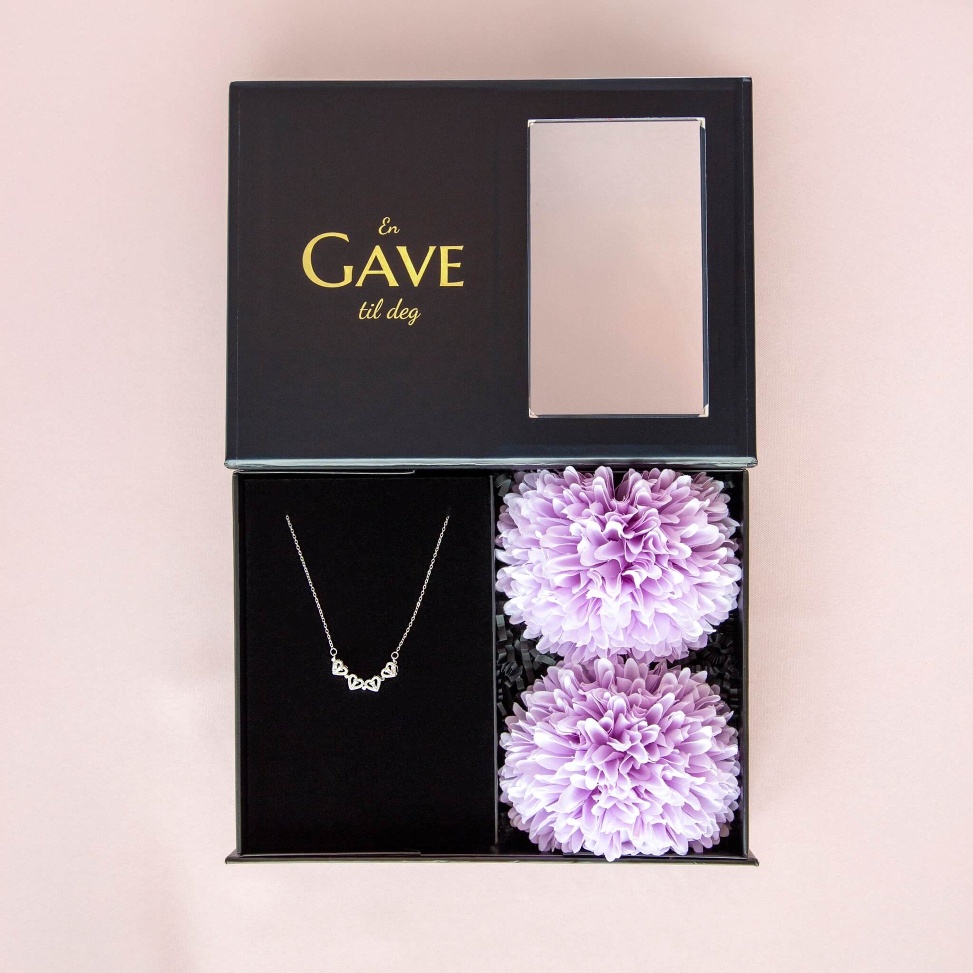 Smykke med 4 hjerter på rad i sterling sølv og zirkonia stener. Pakket i en nydelig gaveeske, klar til å gis.