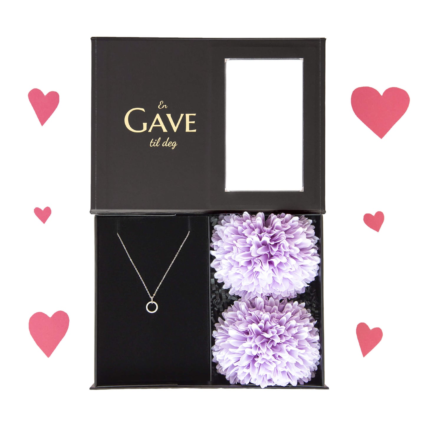 Gave til henne med et smykke i sterling sølv og lilla blomster. I en sort gaveeske med gullskrift, klar til å gis bort.