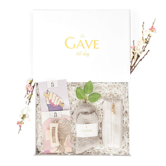 Velvære gave til henne med toalettmappe, sokker, neglefil og hårklipe. Perfekt til bursdag, morsdag eller julegave.