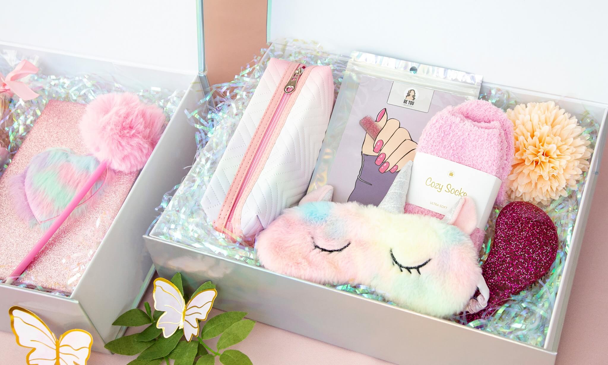 Gaveeske til jente – enhjørningsmaske, fluffy sokker, glitter og rosa tilbehør fra Boxit