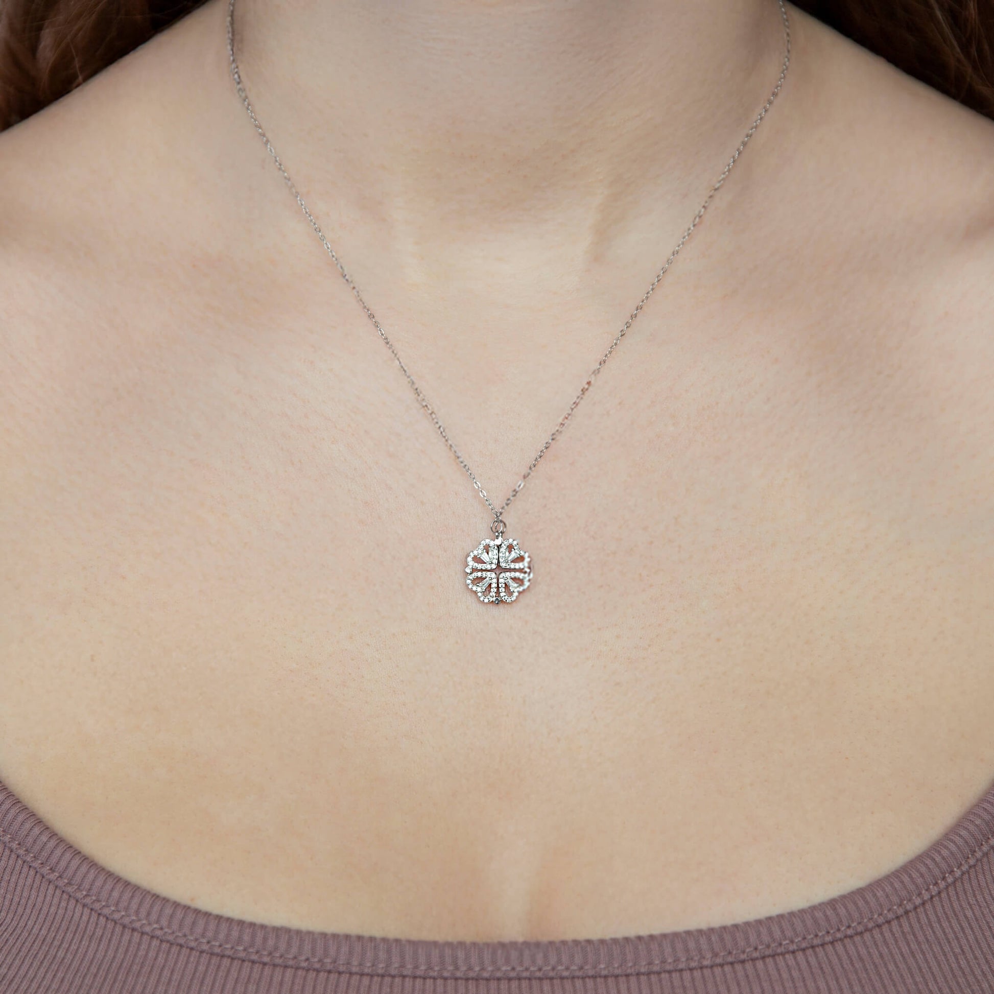 Smykke med 4 hjerter sammenslått. Alt i sterling sølv med zirkonia stener. Super gave til kjæresten eller til Valentine.