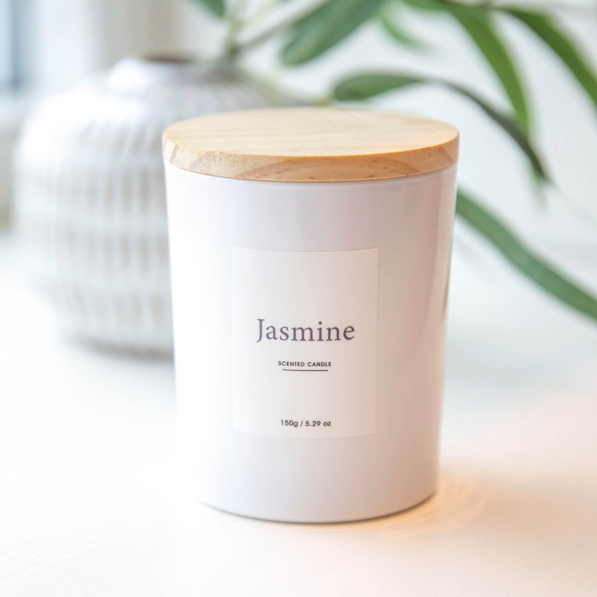 Hvitt Jasmine-duftlys med trelokk i minimalistisk design