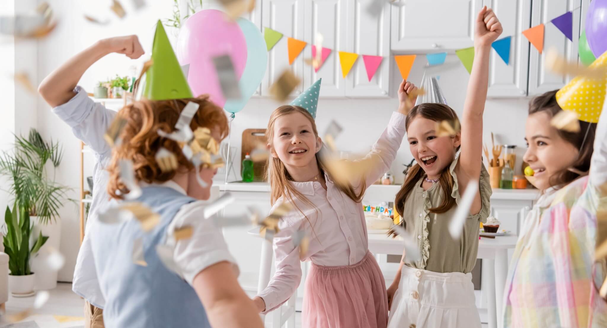 Jentebursdag med ballonger, konfetti og feststemning – perfekt anledning for gave til jente