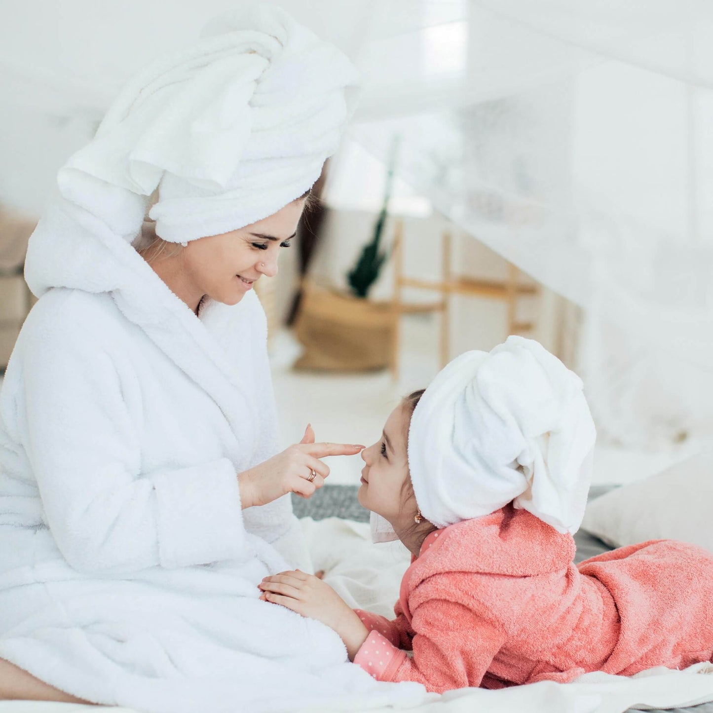 Mor og datter som har en spa dag sammen.