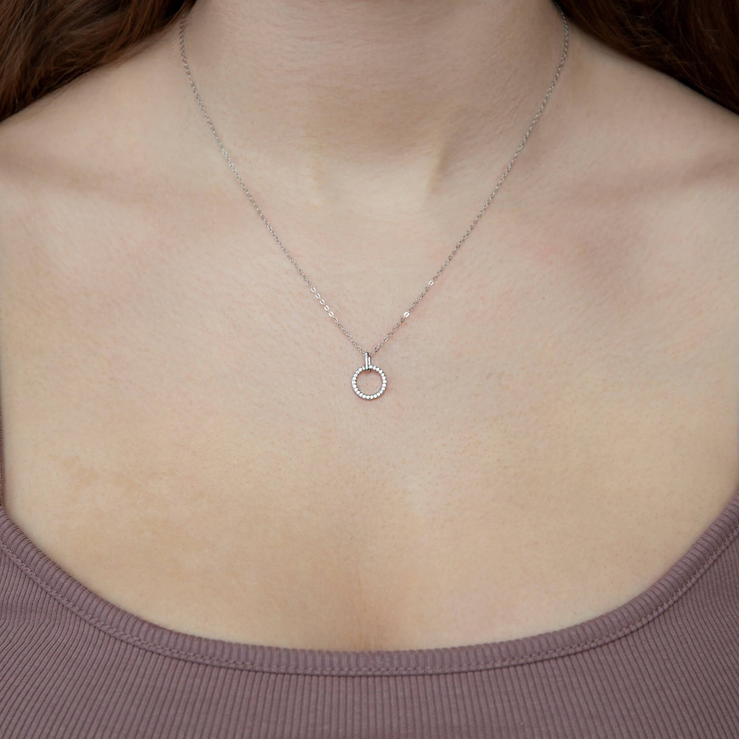 Smykke med en ring av zirkonia stener i sterling sølv. Eksklusiv gave til henne.