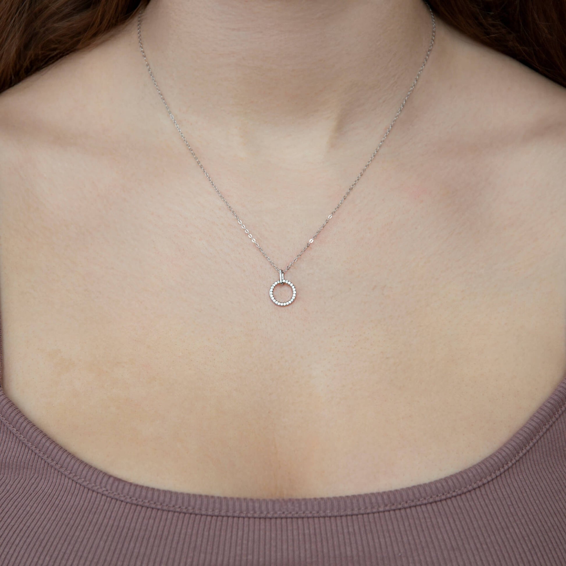 Smykke med en ring av zirkonia stener i sterling sølv. Eksklusiv gave til henne.