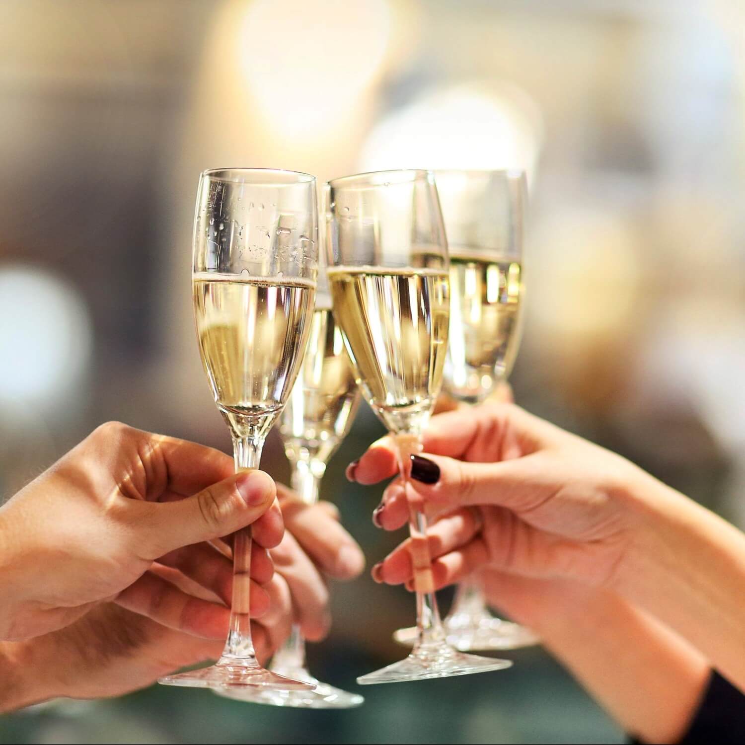Skål med champagneglass under feiring av jubileum.