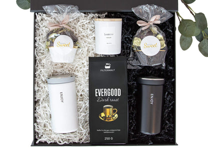 Todelt gaveeske med hvit og sort fyll med produkter som passer perfekt til han og henne.