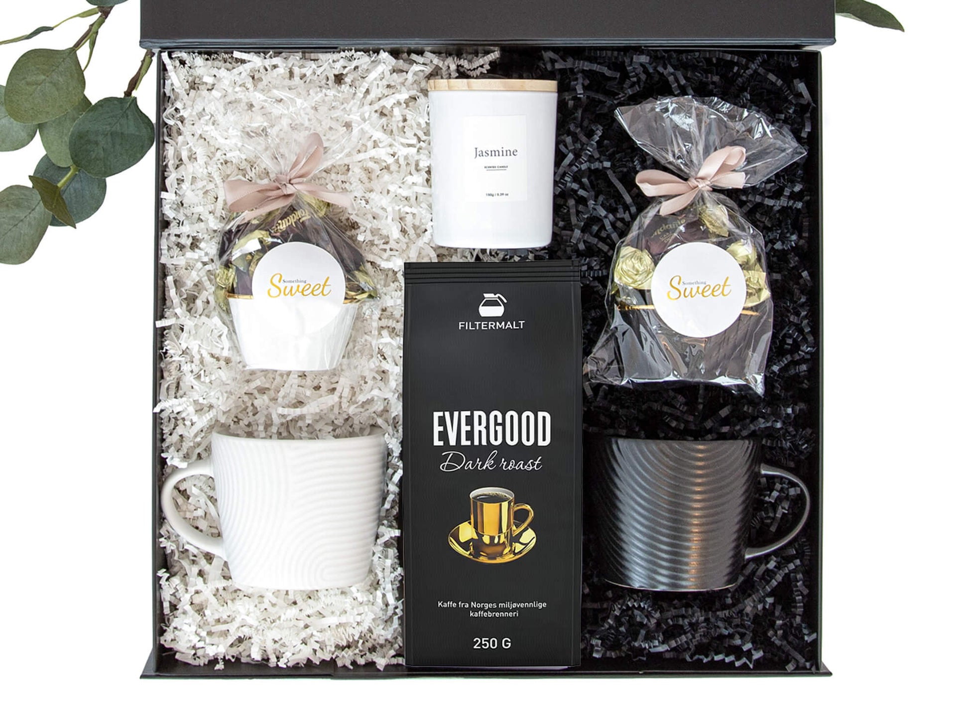 Todelt gaveeske med hvit og sort fyll med produkter som passer perfekt til han og henne.