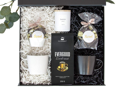 Todelt gaveeske med hvit og sort fyll med produkter som passer perfekt til han og henne.