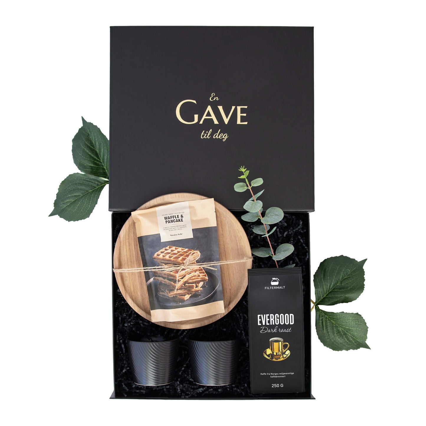 Gave til han eller henne med serveringsfat, kopper, kaffe og vaffelmix. Alt i en elegant åpen svart gaveeske.