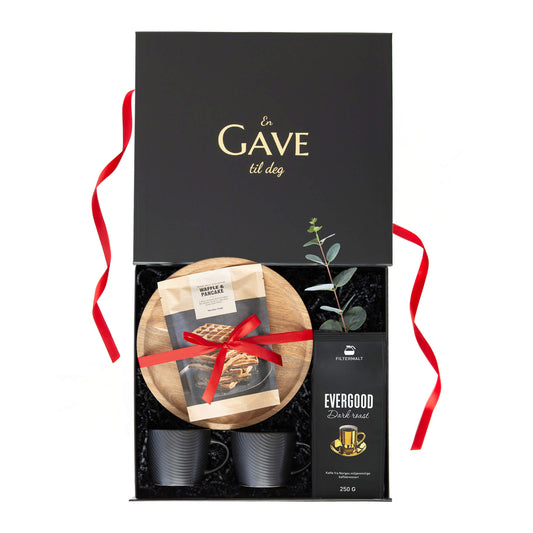 Julegave til han eller henne med serveringsfat, kopper, kaffe og vaffelmix. Alt i en elegant åpen svart gaveeske.