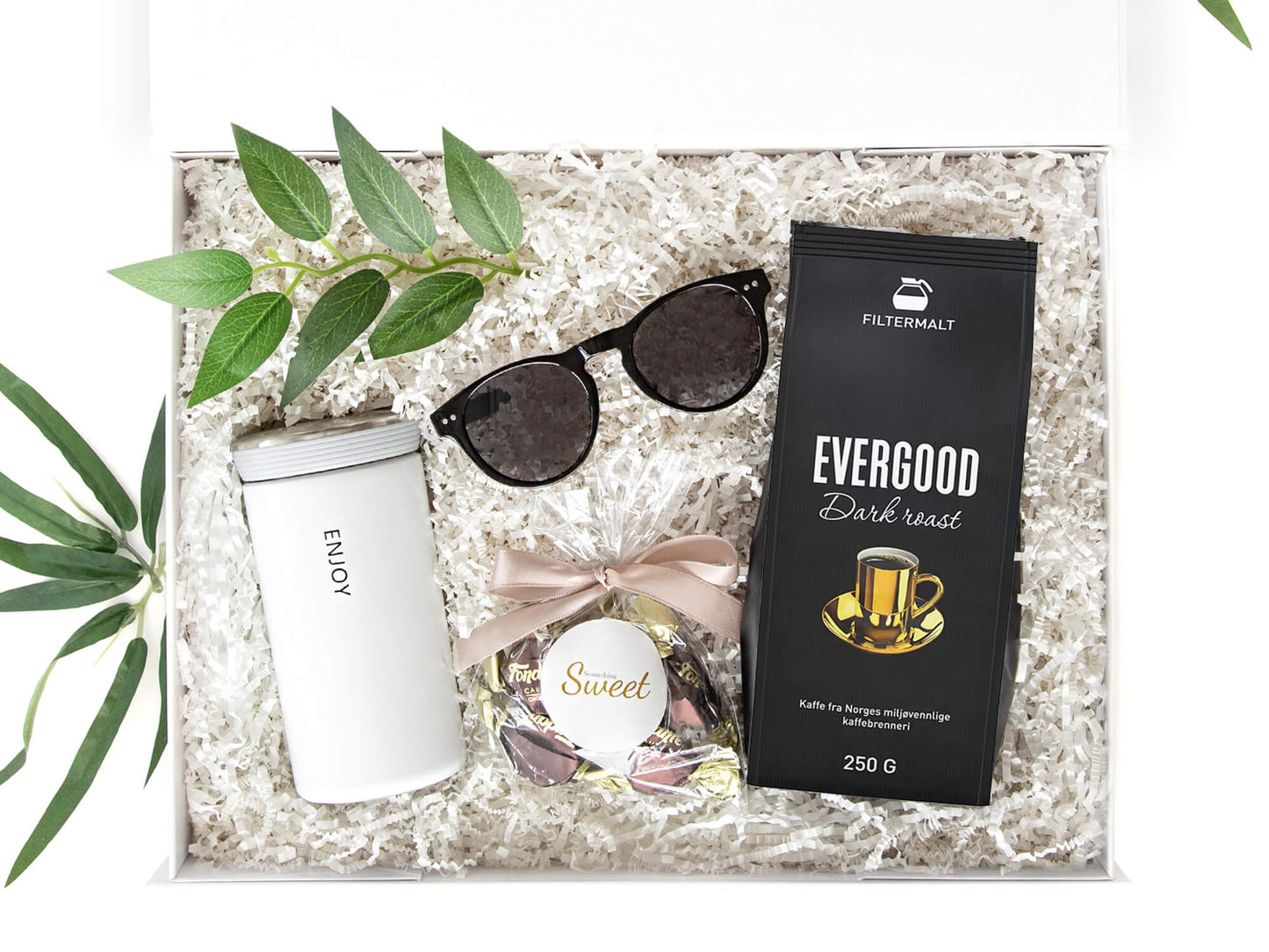 Dekorert gaveeske fra Boxit som inneholder kaffe, termokopp, solbriller og deilig sjokolade. Super gave til henne.