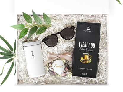 Dekorert gaveeske fra Boxit som inneholder kaffe, termokopp, solbriller og deilig sjokolade. Super gave til henne.
