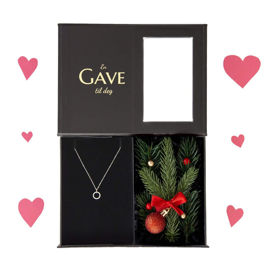 Circle of Love i julevariant med granbar og rundt sølvsmykke, en glitrende julegave til mamma