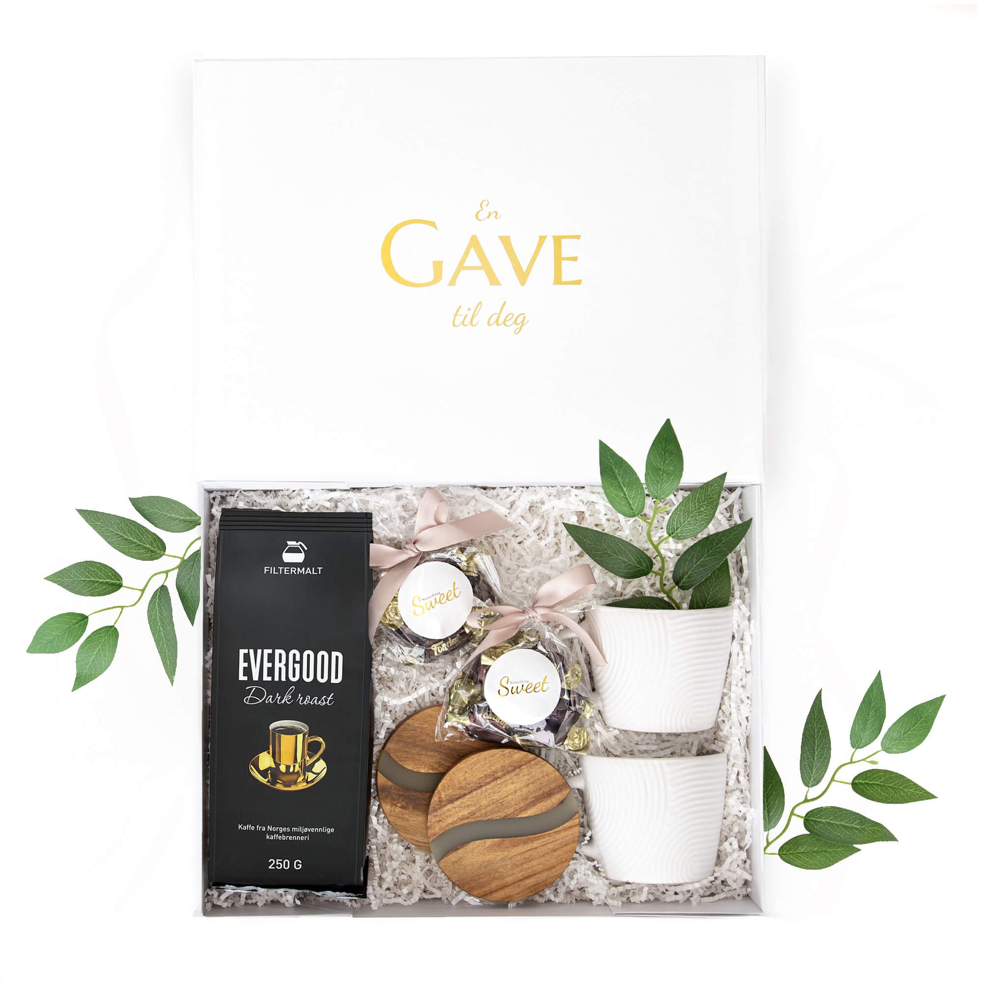 Kaffe, sjokolade, bordbrikker og hvite kopper i en hvit gaveeske. Passer som gave til både han og henne.