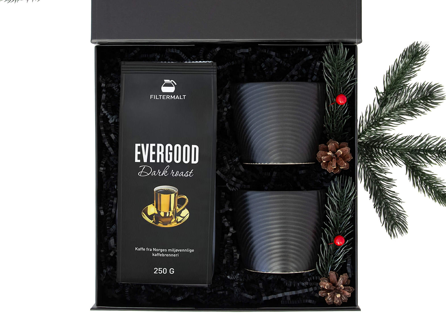 Svart gaveeske med kaffe, kopper. Dekorert med juledekor.