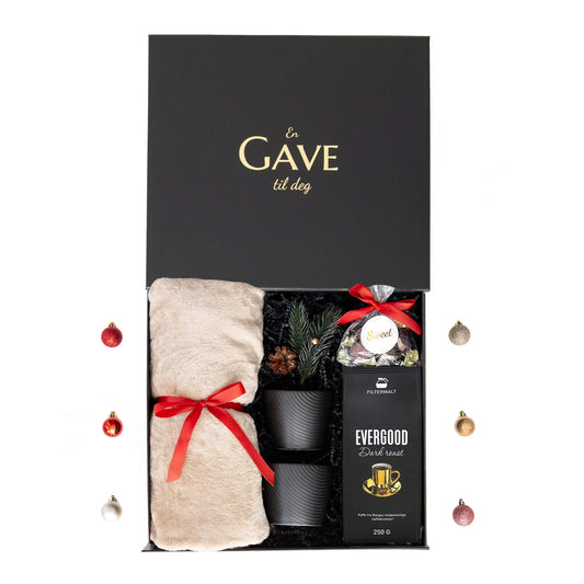Julegave til han eller henne med kaffe, kopper, mykt pledd og deilige sjokolader. Alt i en elegant åpen svart gaveeske.
