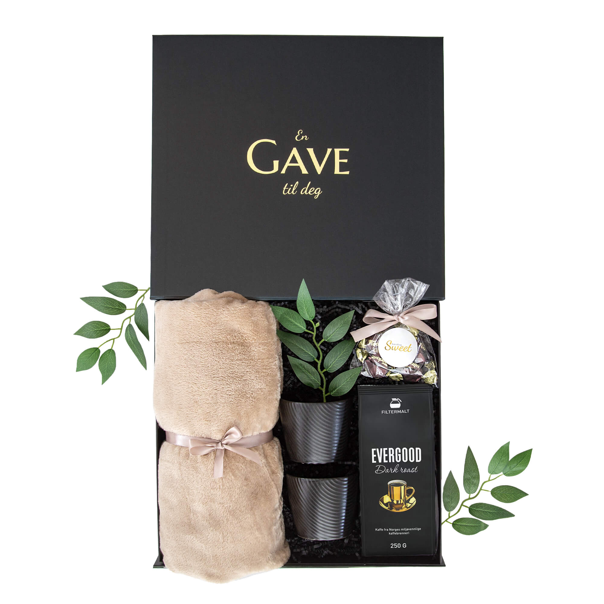 Gave til han eller henne med kaffe, kopper, mykt pledd og deilige sjokolader. Alt i en elegant åpen svart gaveeske.