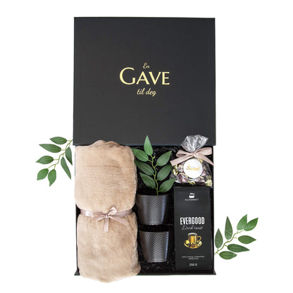 Gave til han eller henne med kaffe, kopper, mykt pledd og deilige sjokolader. Alt i en elegant åpen svart gaveeske.