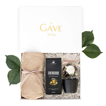 Gave til henne med supermykt pledd, keramikkopp, sjokolade og kaffe. Klar til å gis bort i en elegant gaveeske.