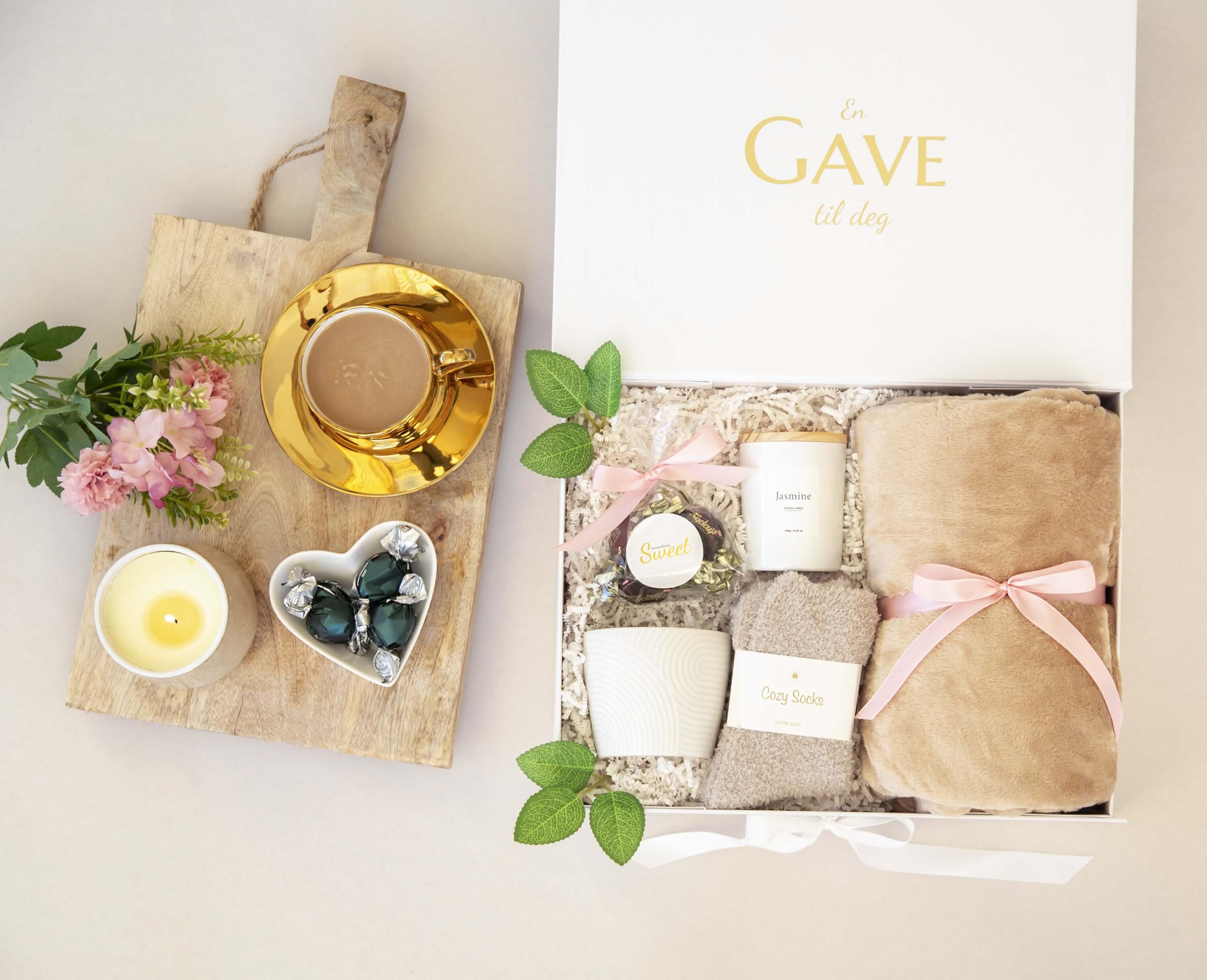 Hvit gaveeske med herlige produkter som passer til bursdag eller en annen anledning.