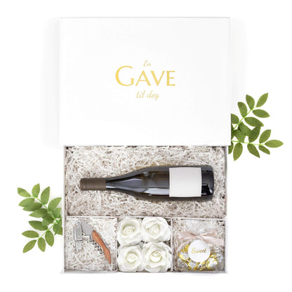 Just Add Wine gaveeske med hvite roser, kelneråpner i tre og stål og sjokolade, en stilren vingave til henne