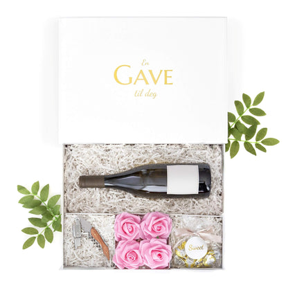 Just Add Wine med rosa roser, sjokolade og kelneråpner i hvit gaveeske, en minneverdig bursdagsgave med vin
