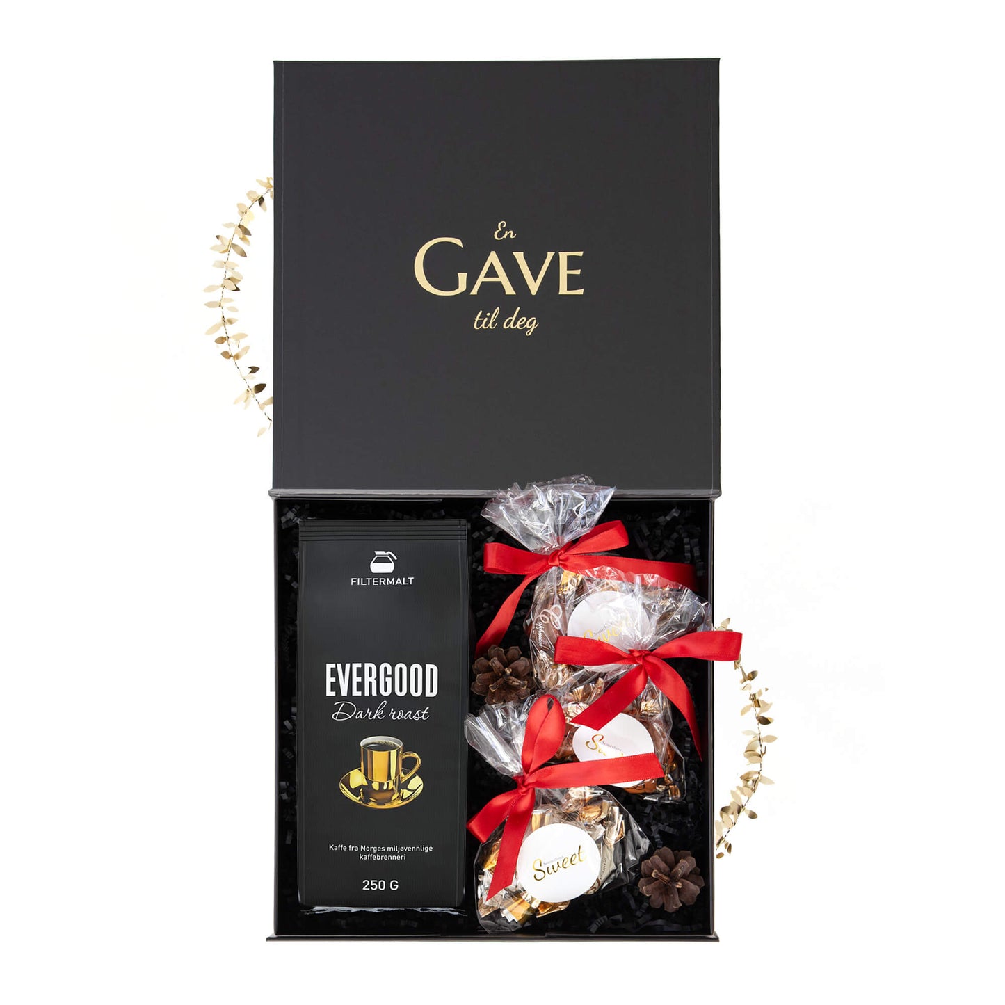 Åpen svart gaveeske med kaffe og utsøkte sjokolader. Perfekt julegave til han eller henne.