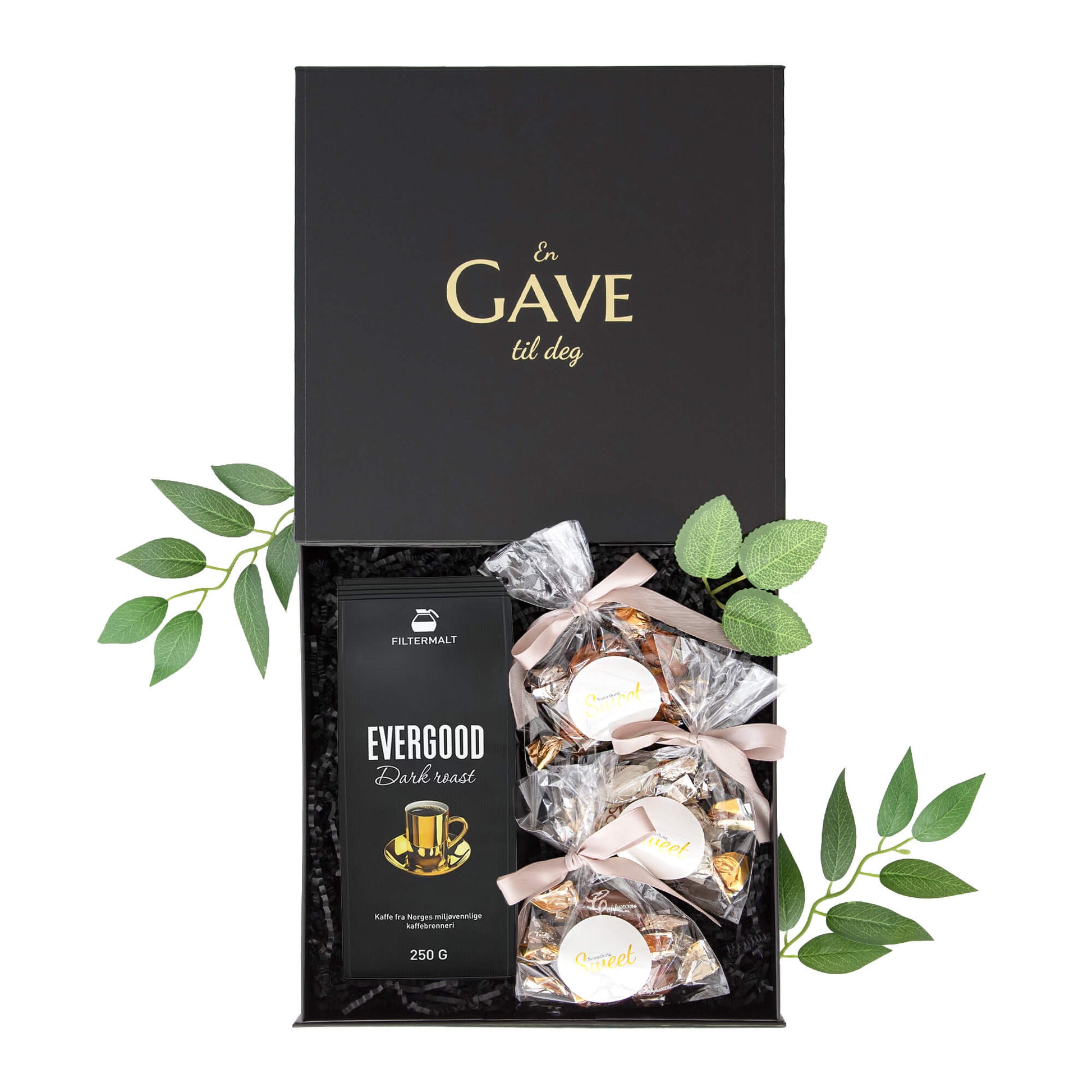 Åpen svart gaveeske med kaffe og utsøkte sjokolader. Perfekt gave til han eller henne.