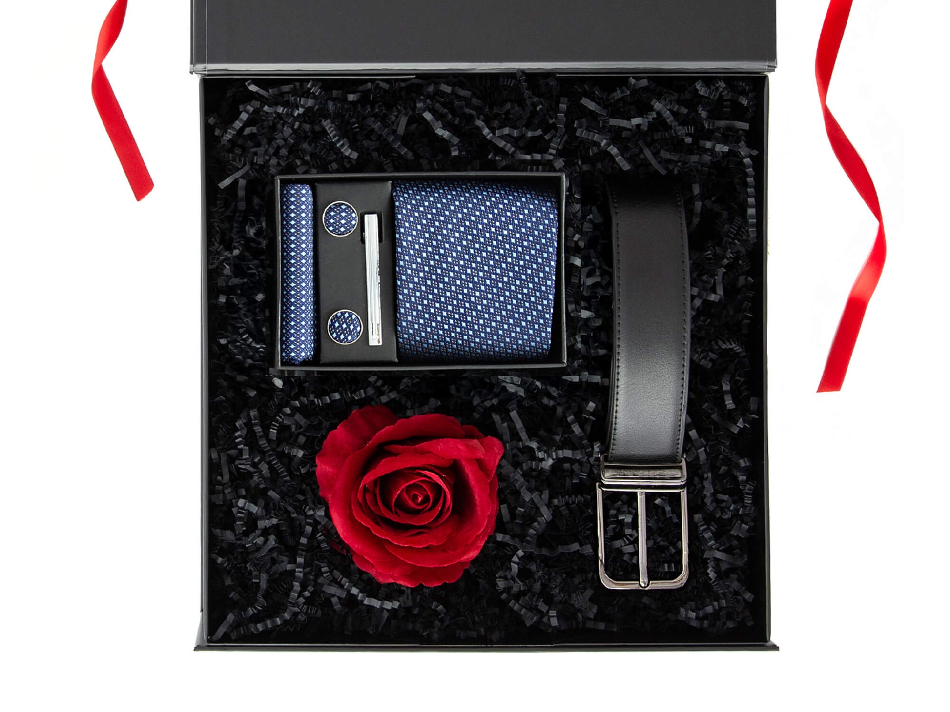 Åpen sort gaveeske med en rød rose, slipset og et belte i ekte skinn fra Boxit.