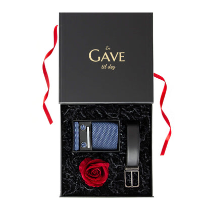 Gave til kjæresten med en rød rose, slipset og et belte i ekte skinn.