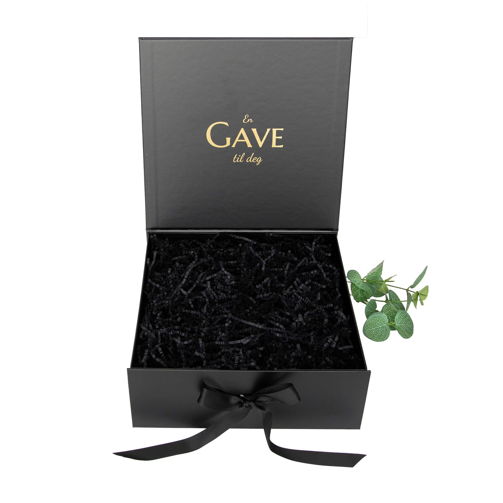 En elegant gaveeske i svart med gull skrift og svart silkebånd og fyll. Premium innpakning som alle fellesgaver fra Boxit kommer i.