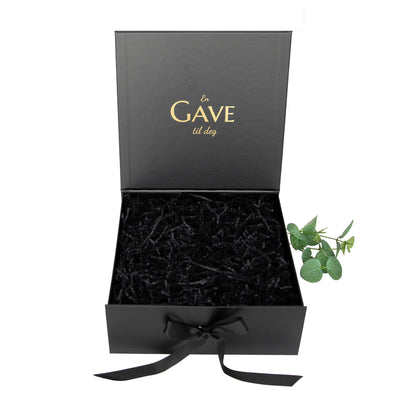 En elegant gaveeske i svart med gull skrift og svart silkebånd og fyll. Premium innpakning som alle fellesgaver fra Boxit kommer i.