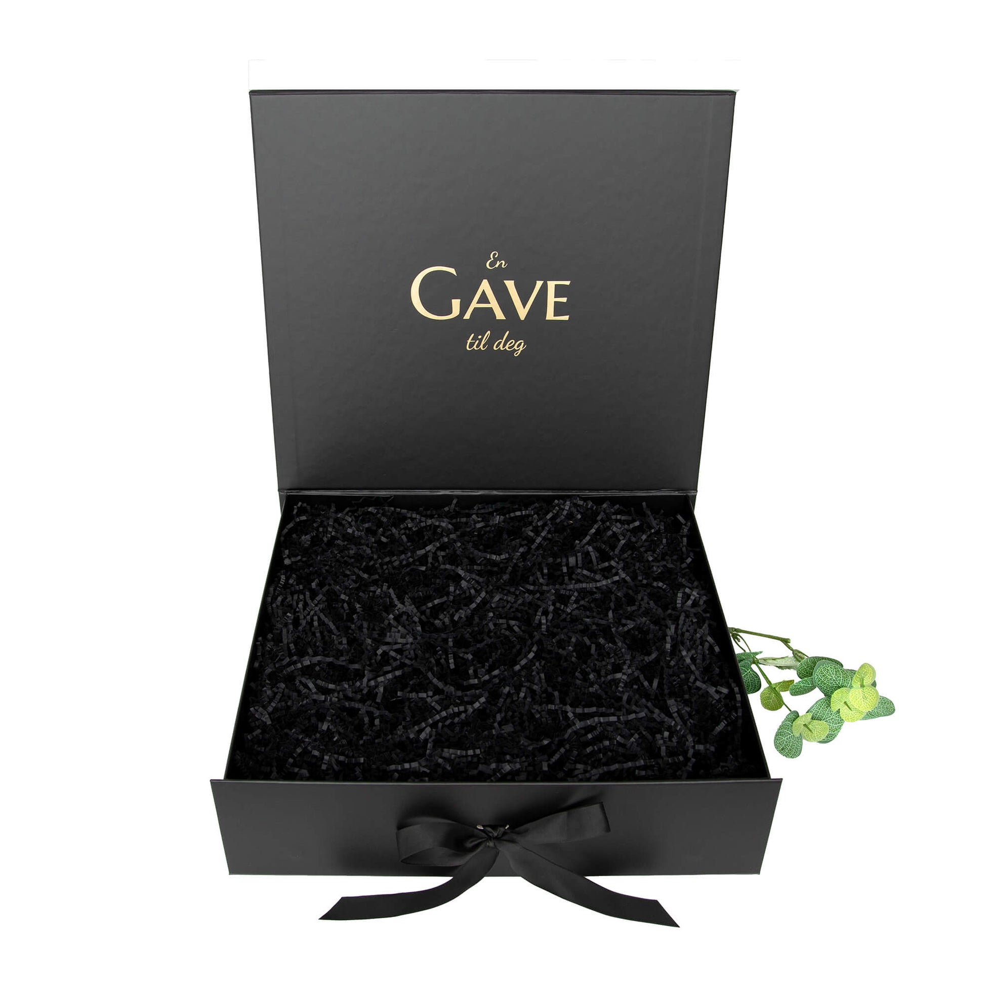 Elegant sort gaveeske med gulltekst og silkebånd fra Boxit - perfekt innpakkning av gaven til han.