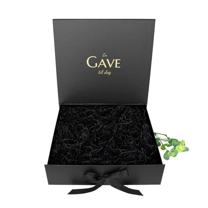Elegant sort gaveeske med gulltekst og silkebånd fra Boxit - perfekt innpakkning av gaven til han.