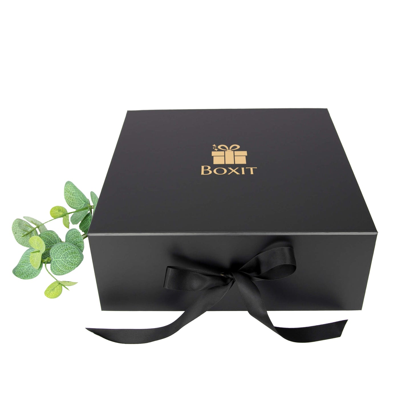 Svart gaveeske med gull logo og svart silkebånd. Elegant innpakning til fellesgaver.